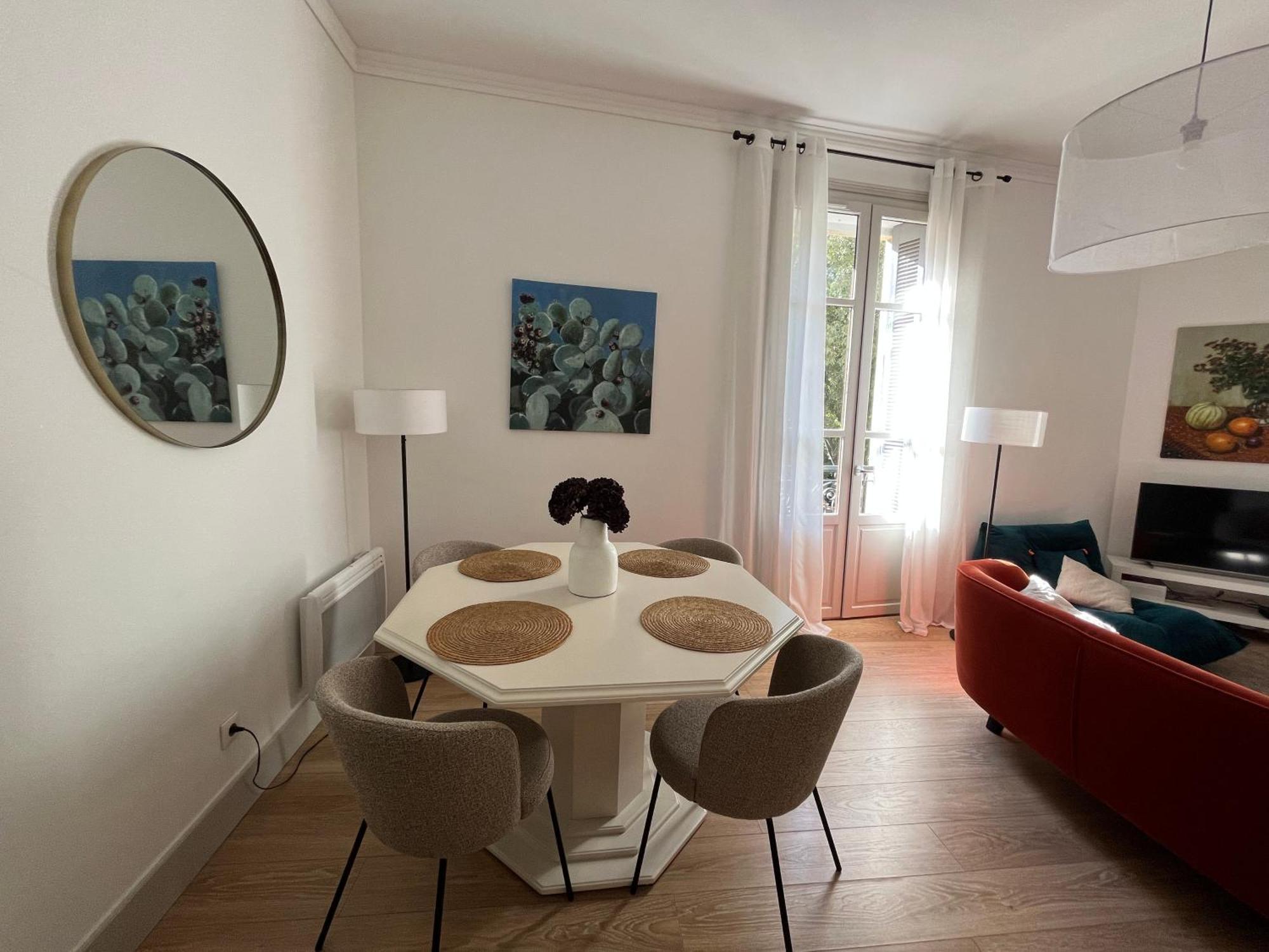 Nimes , Appartement Renove Dans Immeuble Classe. Εξωτερικό φωτογραφία