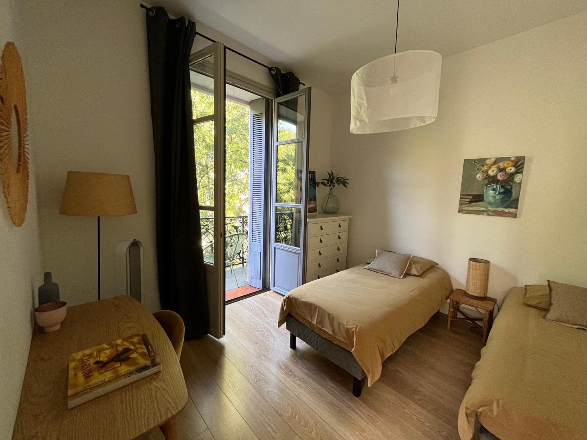 Nimes , Appartement Renove Dans Immeuble Classe. Εξωτερικό φωτογραφία